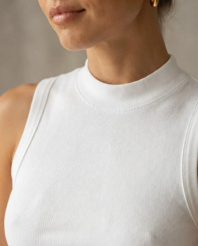 Polera Mujer Sin Mangas Cuello Alto Ajustada Básica