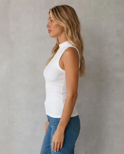Polera Mujer Sin Mangas Cuello Alto Ajustada Básica