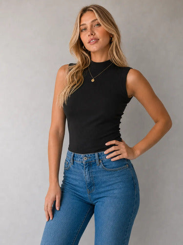 Polera Mujer Sin Mangas Cuello Alto Ajustada Básica