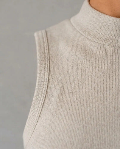 Polera Mujer Sin Mangas Cuello Alto Ajustada Básica