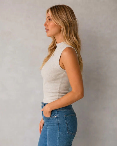 Polera Mujer Sin Mangas Cuello Alto Ajustada Básica
